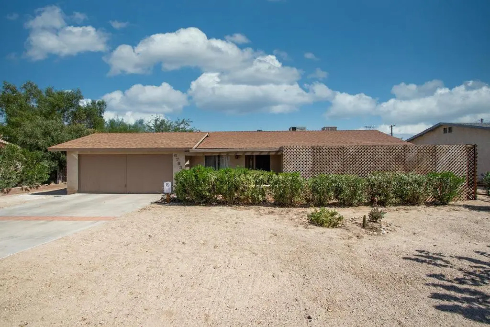 Great Vibe House + Hot Tub, Minutes to JTree Park