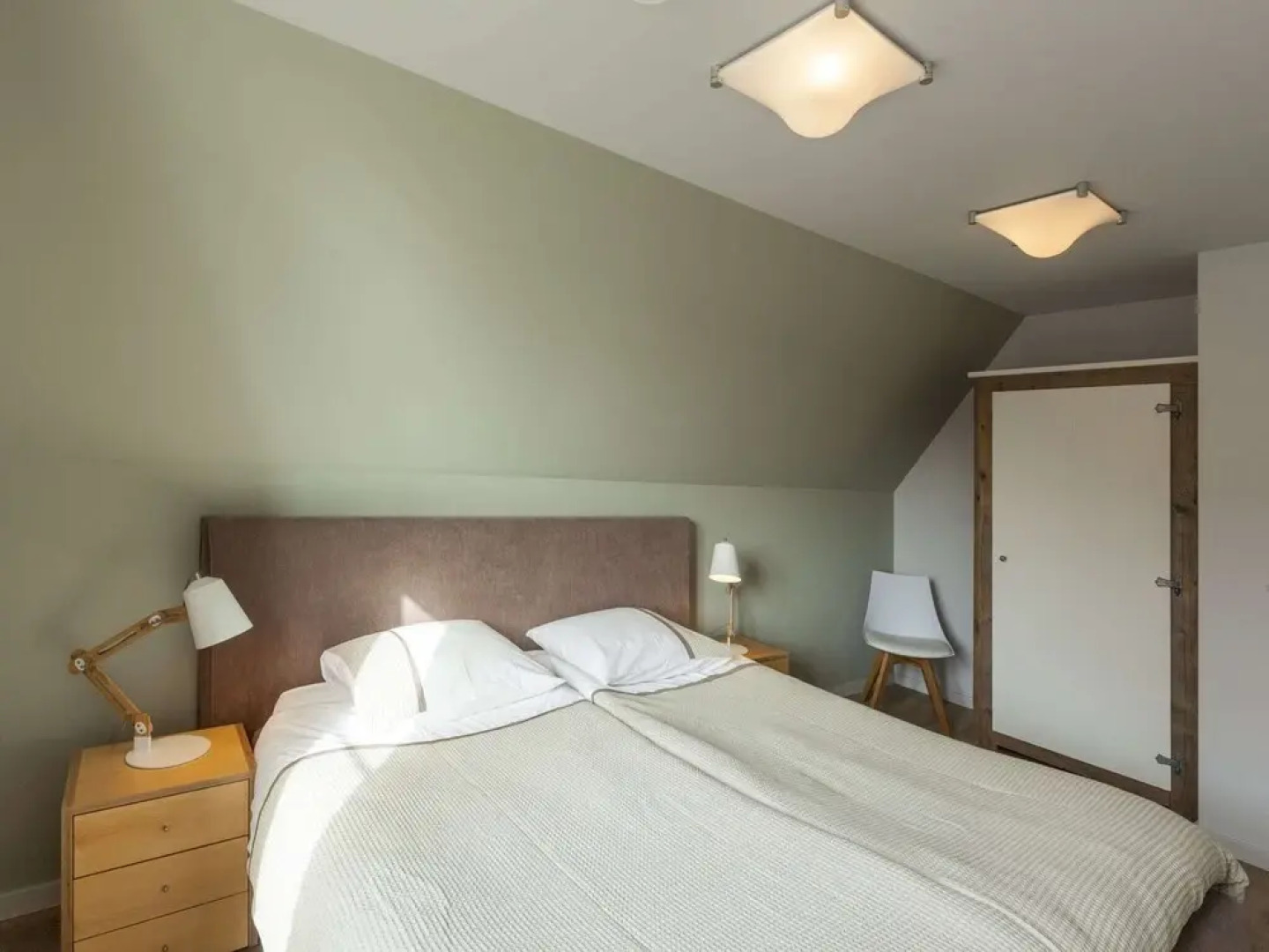 New and luxurious villa, a 5-minute walk from beach and dunes.