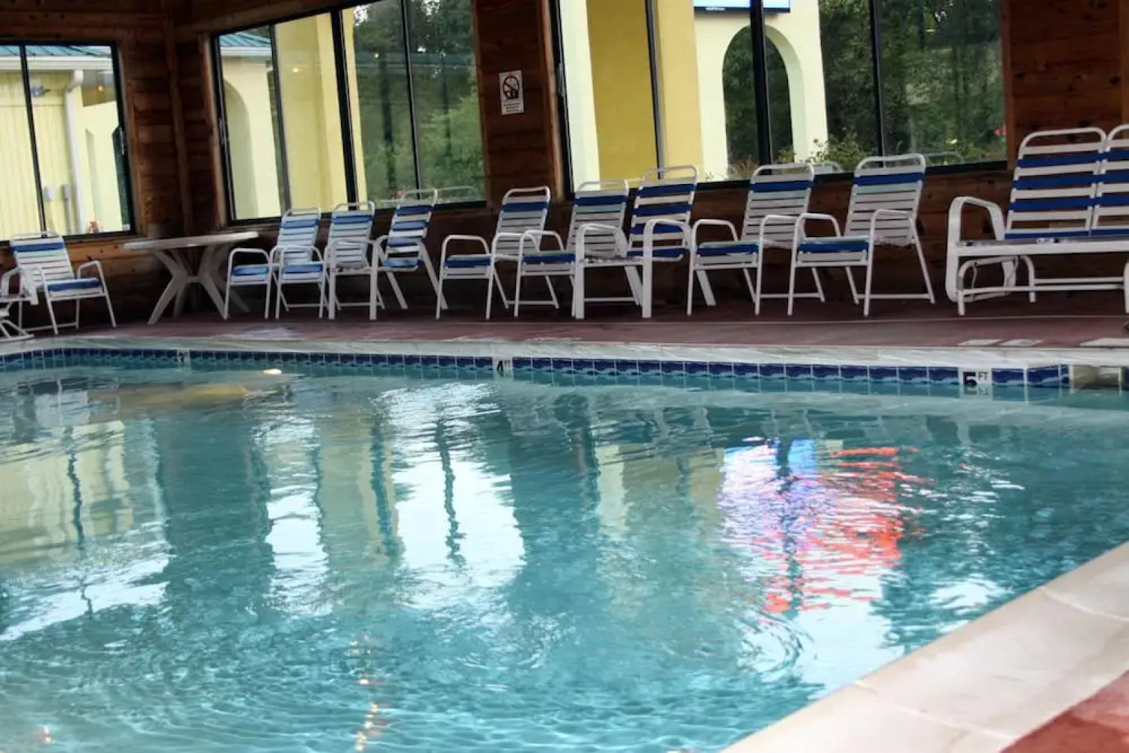 Golden Manor Inn & Suites