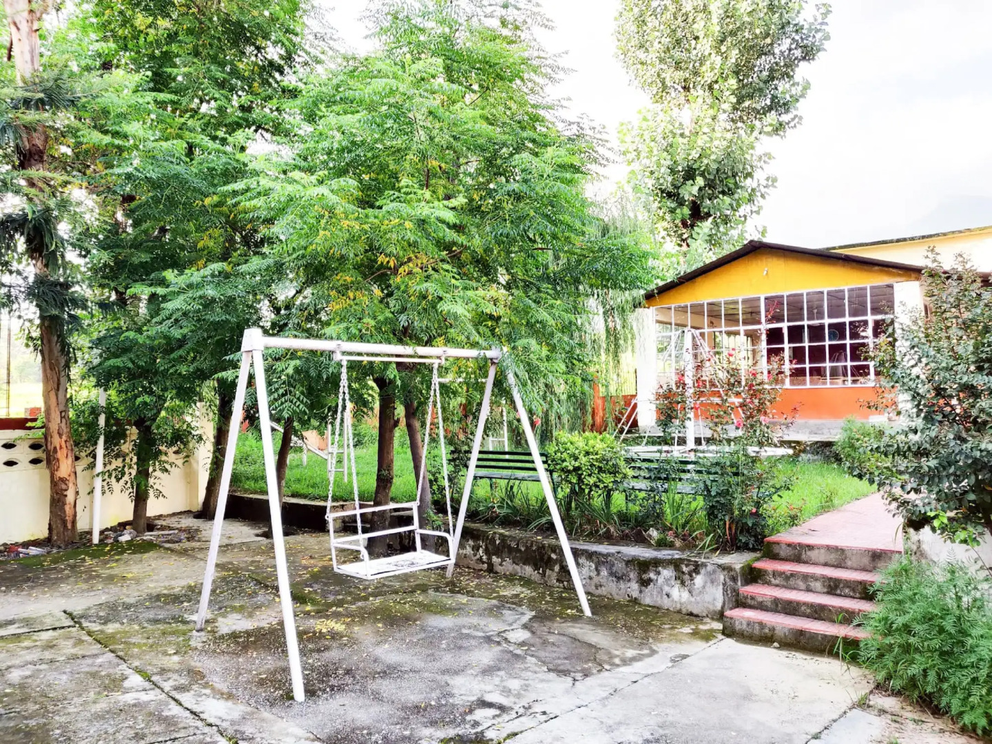 Pops Hotel & Restaurant