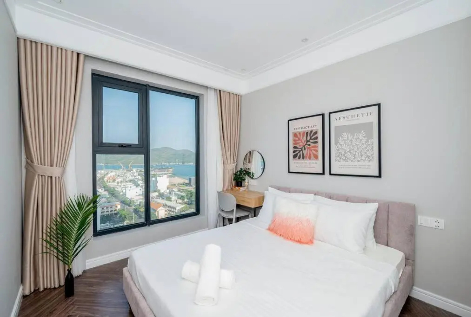 2BR luxury seaview apt 2' walking to the beach