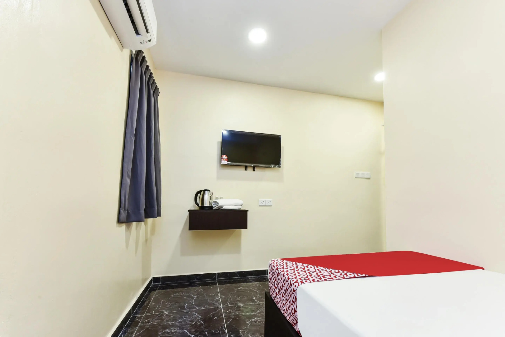 Th Hotel by OYO Rooms