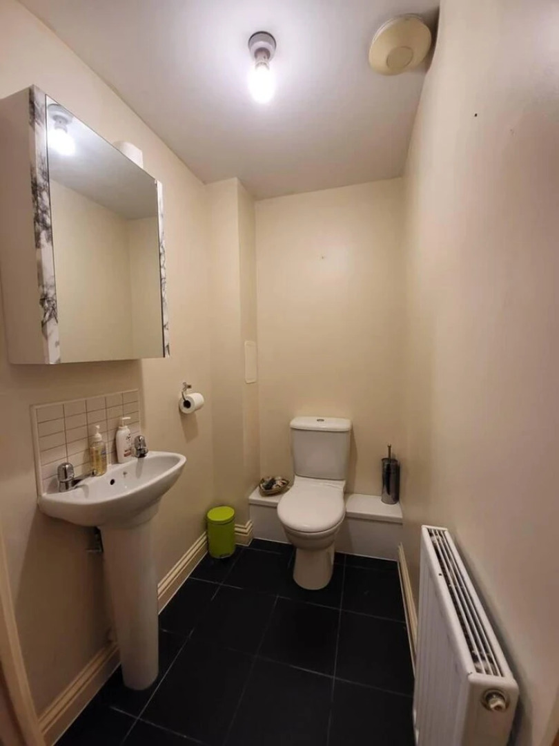 Lovely 4 Bedroom Home With Private Parking