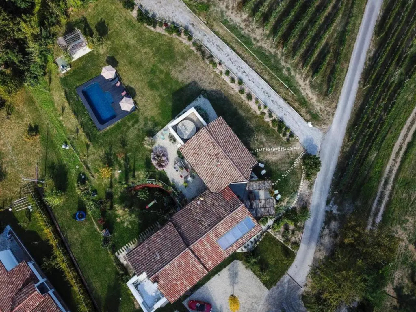 ROSTAGNI 1834 apt in villa with pool in the Barolo region