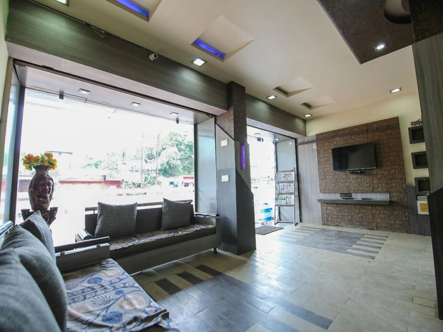 OYO 15887 Hotel Kanak