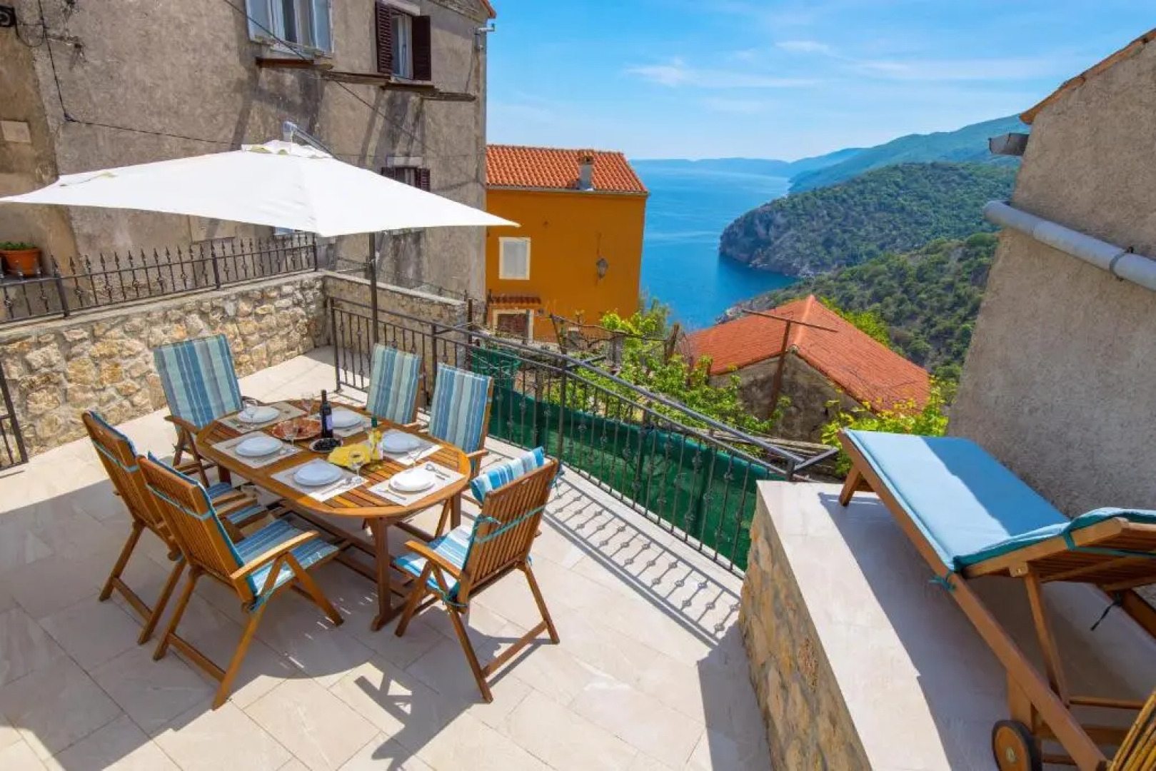 House Bajota with terrace and sea view