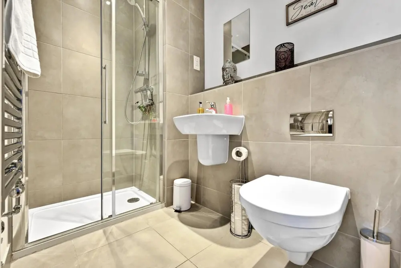 London Heathrow Living Serviced House 4 Bedrooms, 2.5 Bathrooms Up to 9 Beds