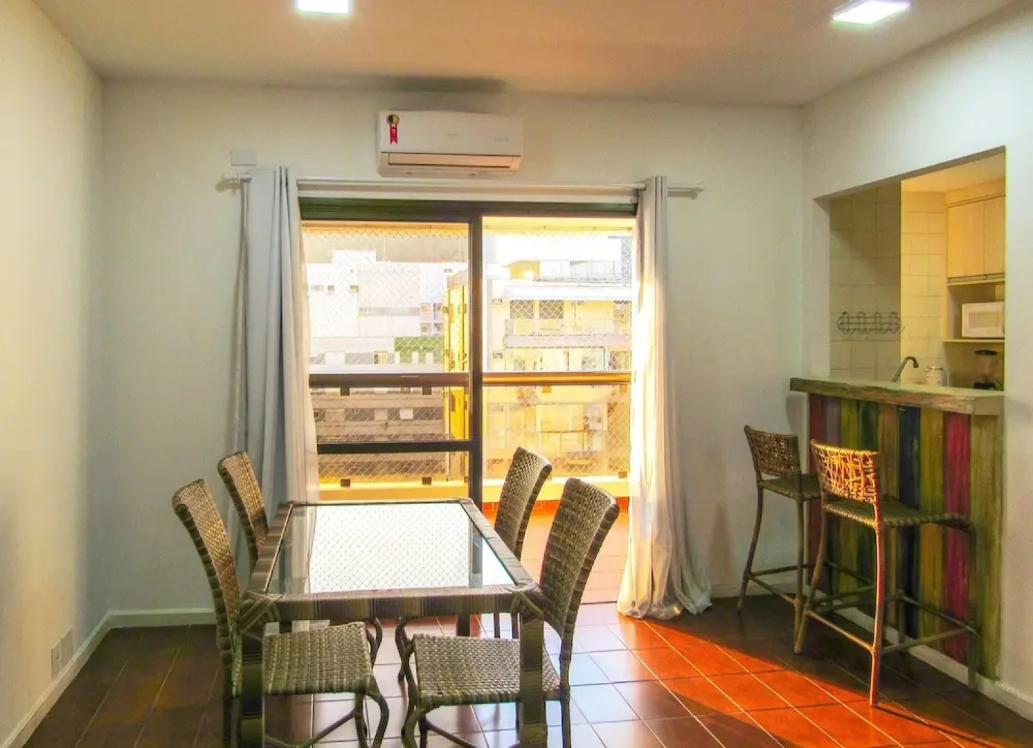 Apto a 200 m da Praia das Pitangueiras-guaruj SP