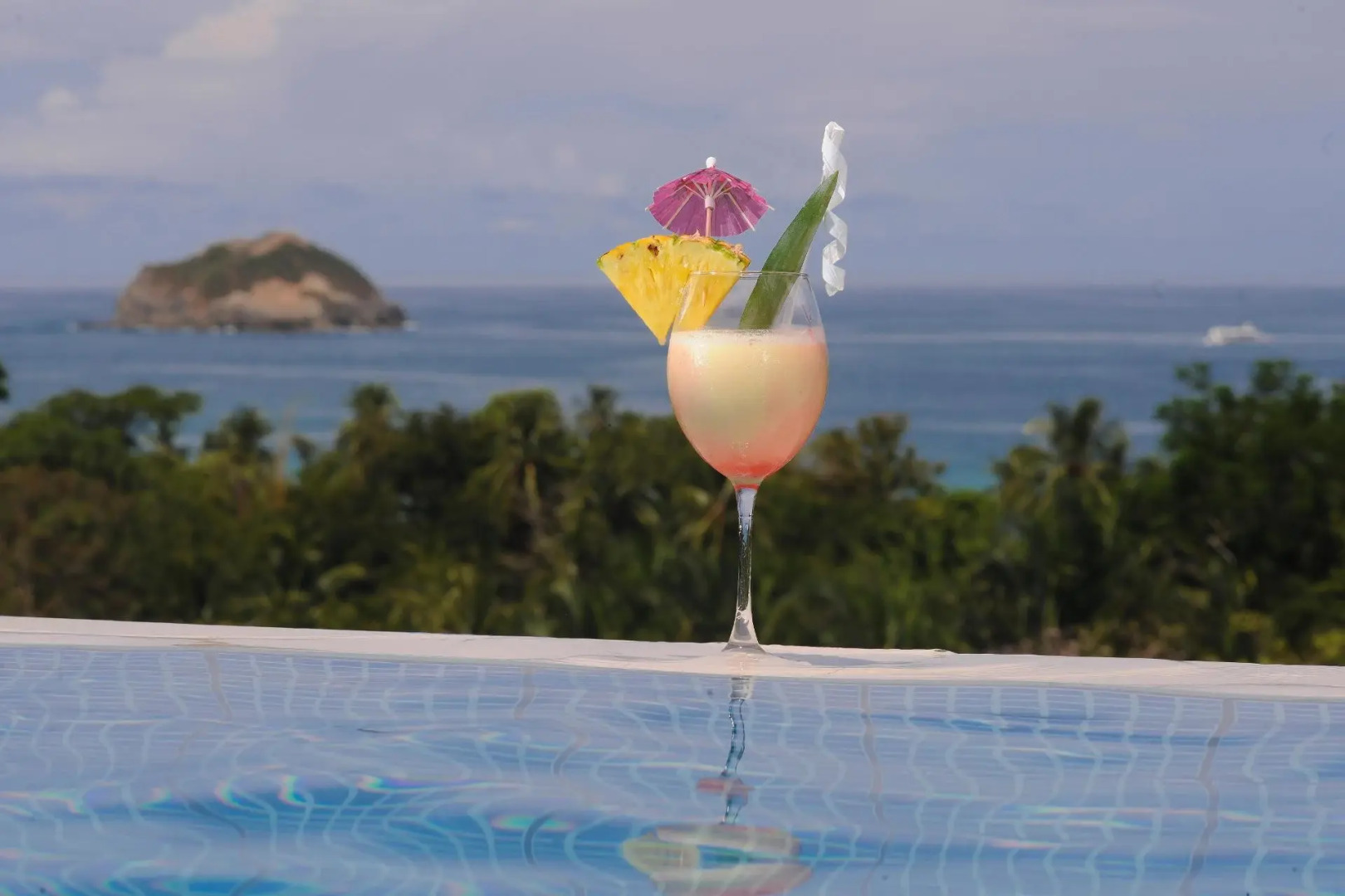 El Faro Containers Beach Hotel