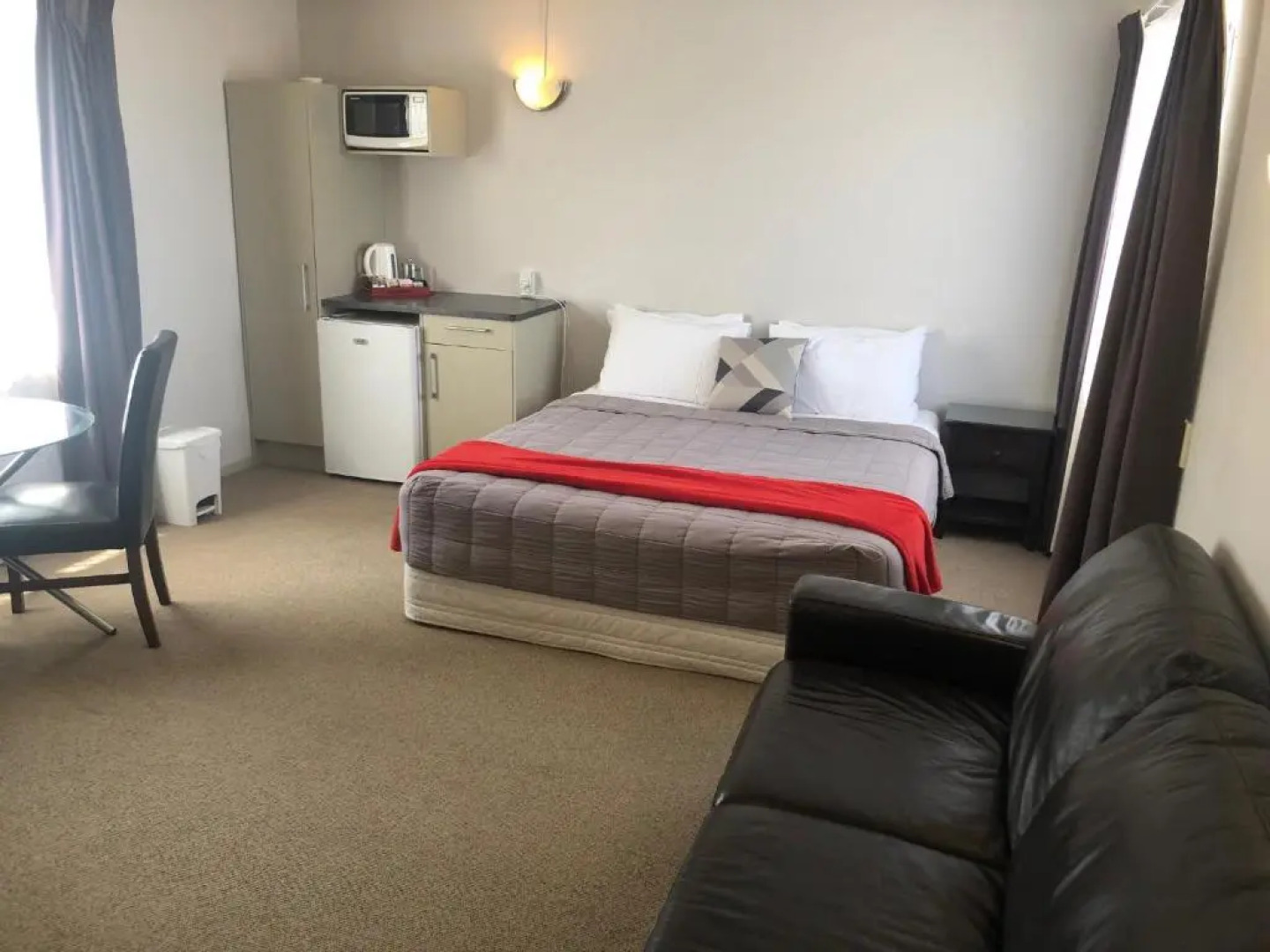 Absolute Lakeview Motel