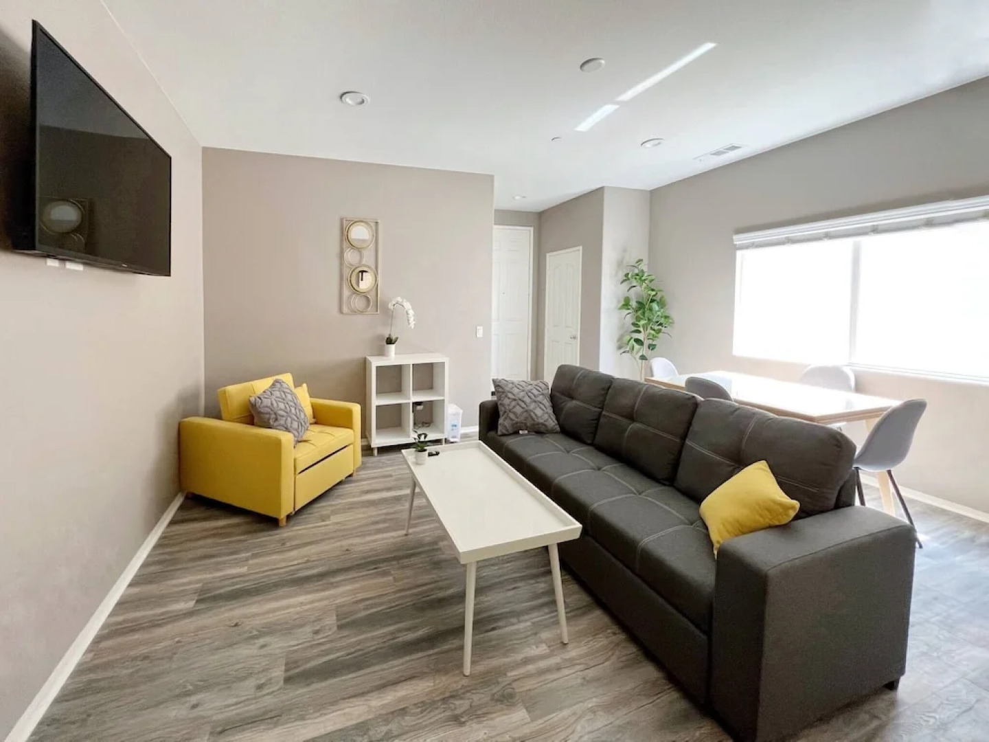 Room in House - Cheerful And Cozy one Large Bedroom