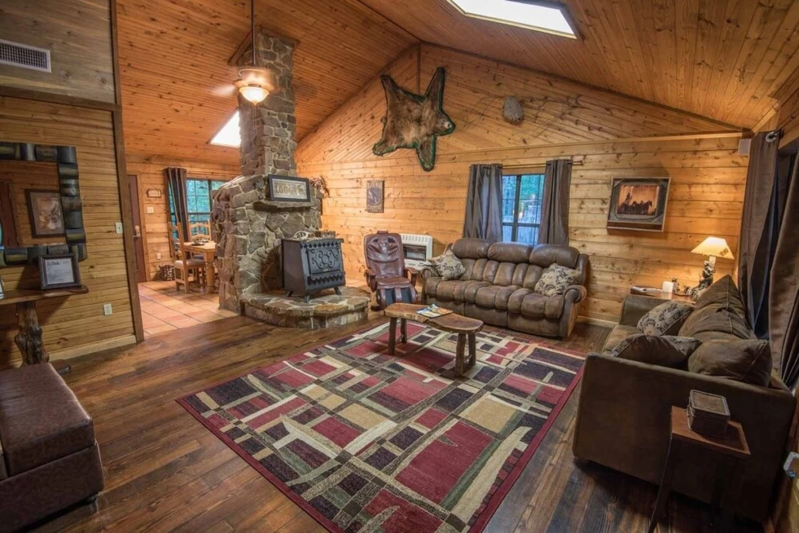 Mountain Bear Lodge Includes Roku TV, Wifi, Hot Tub, and BBQ by Redawning