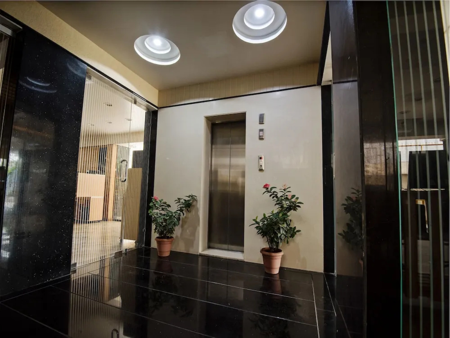 OYO 9721 Hotel SR Rooms