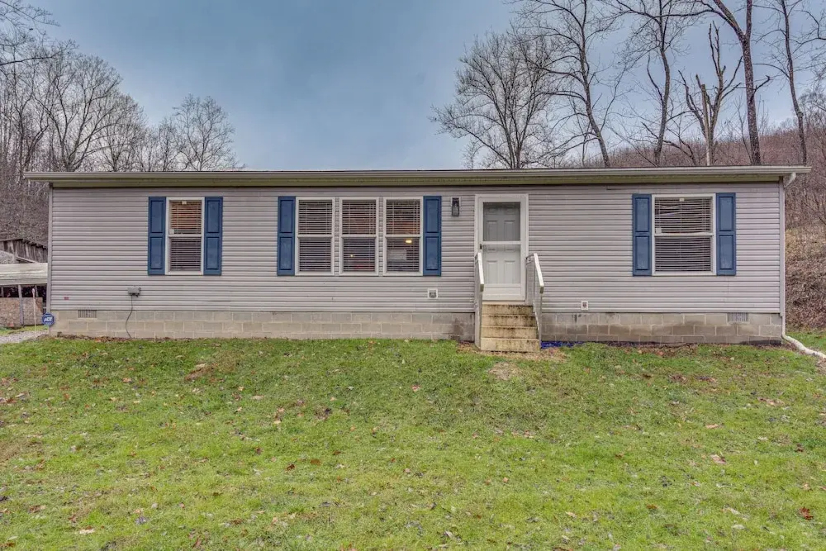 Pet-friendly Home ~ 10 Mi to Hocking Hills!
