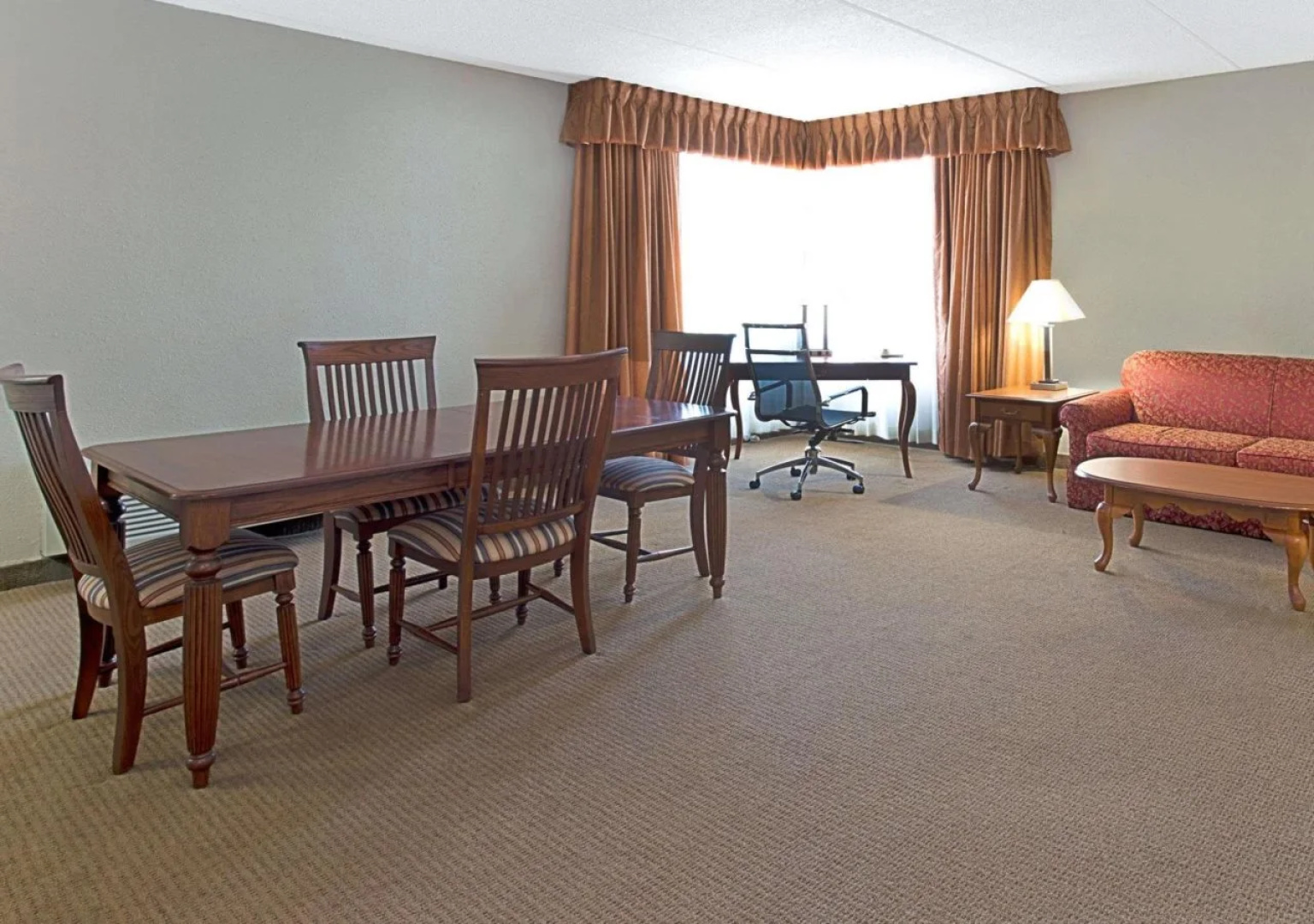 Ramada by Wyndham Waukegan/Great Lakes