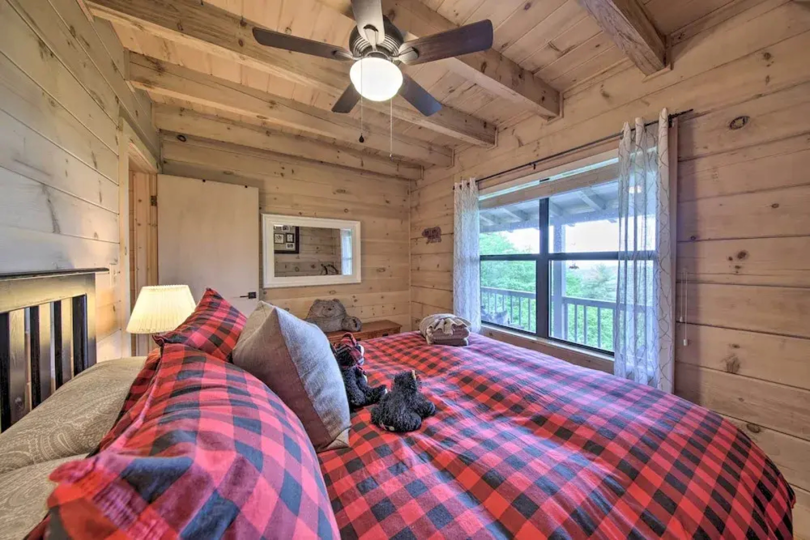 Treetop Hideout w/ Long-range Mountain Views!