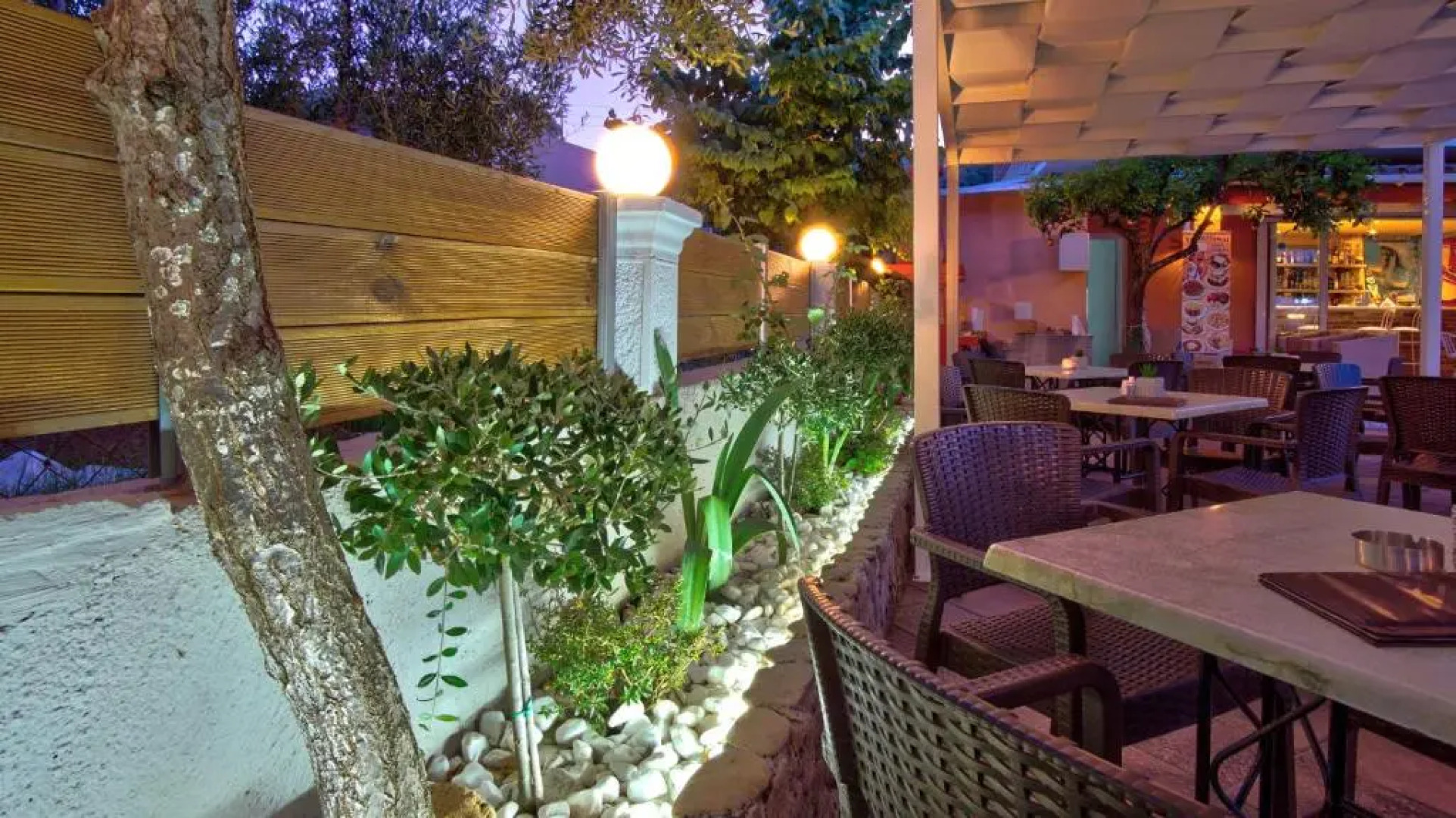 Makis Louvlis Apartments & Studios