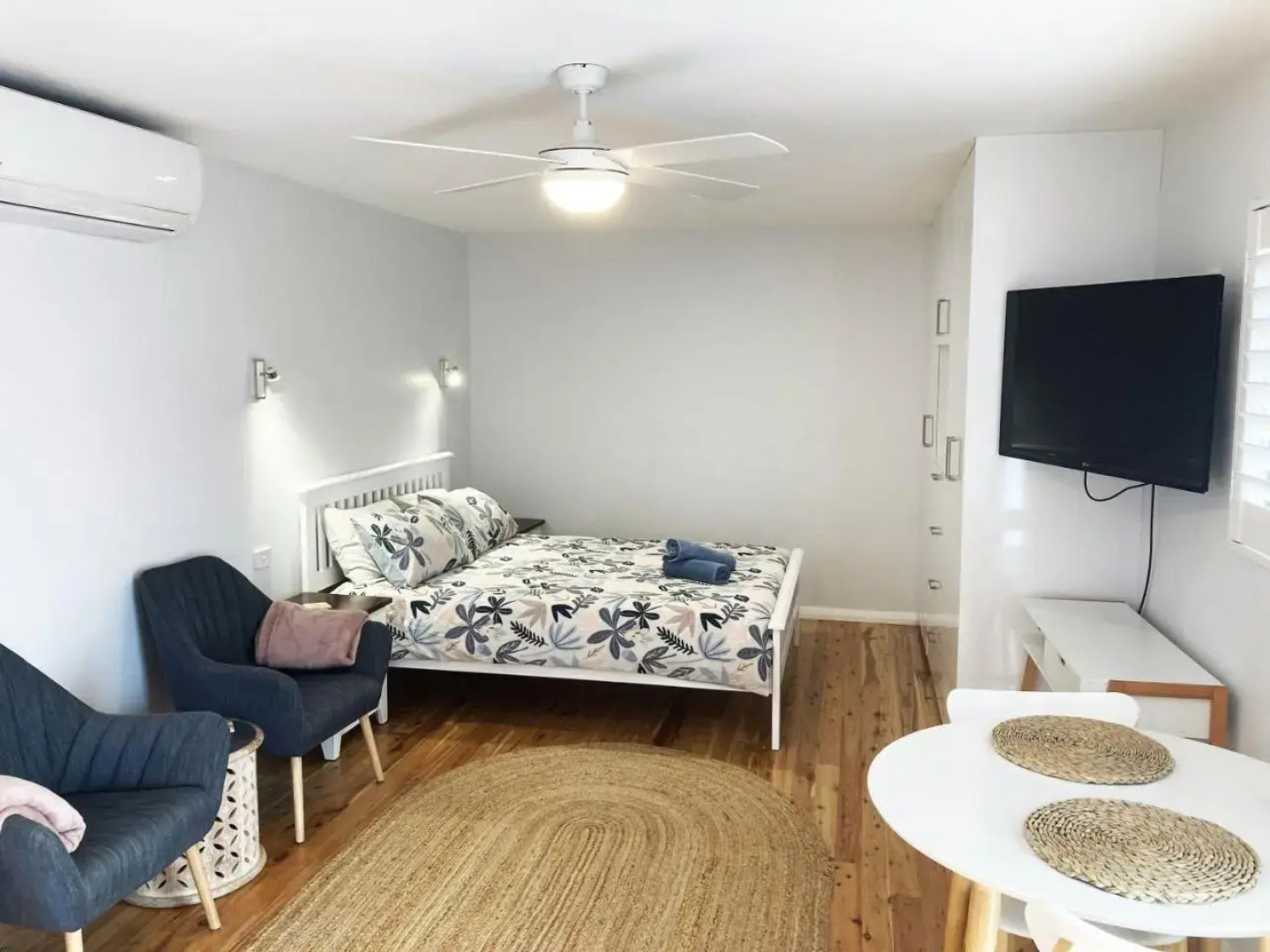 Lakin Lodge at Bateau Bay Beach