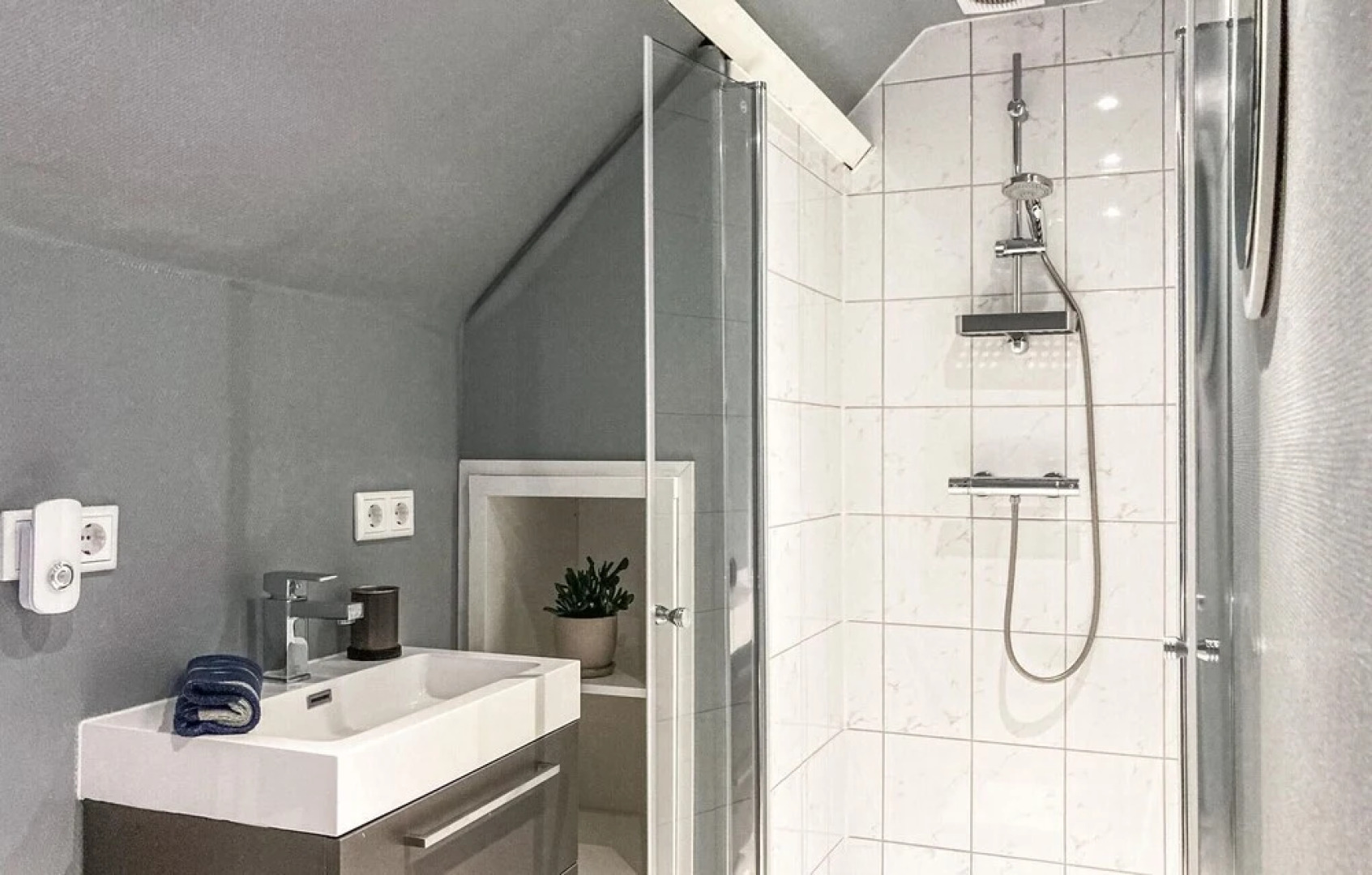 Awesome Home in Bruinisse With Wifi and 4 Bedrooms