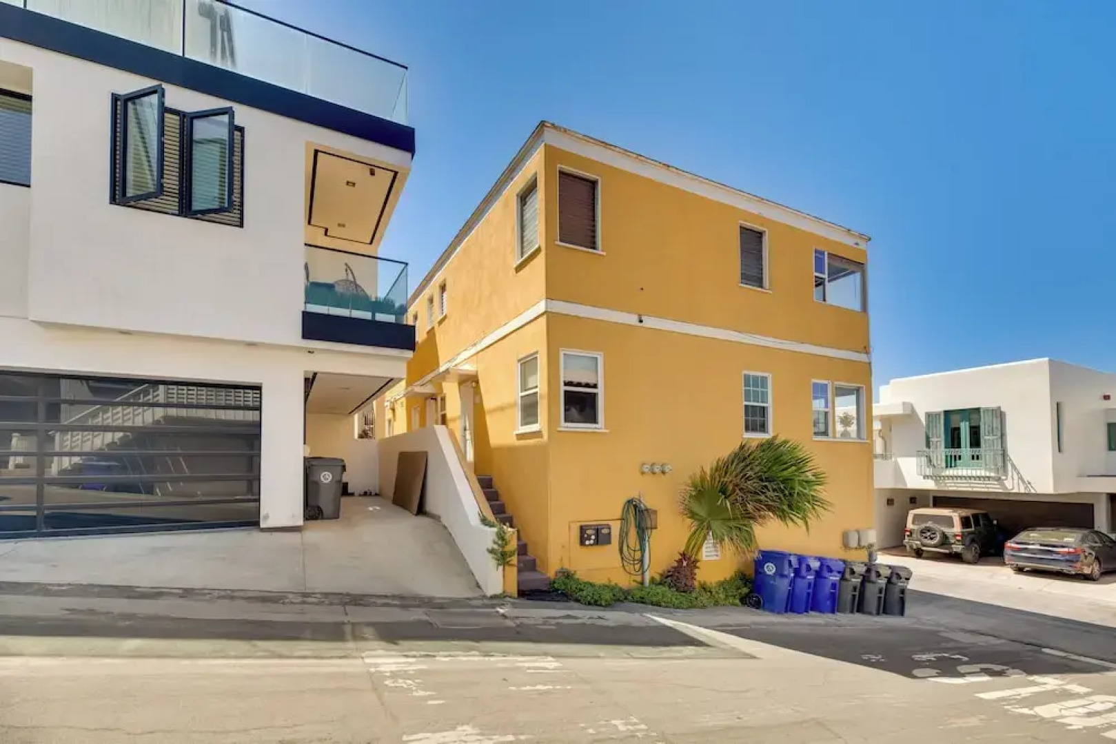Walk to Sand & Surf - Bright Manhattan Beach Apt!