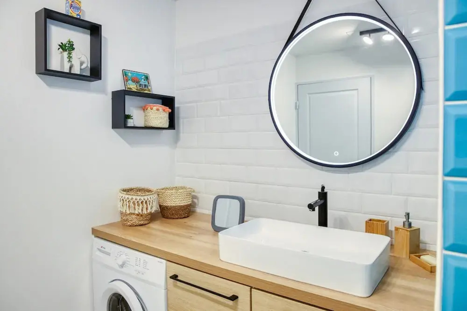 Modern Comfort by the Lagoon