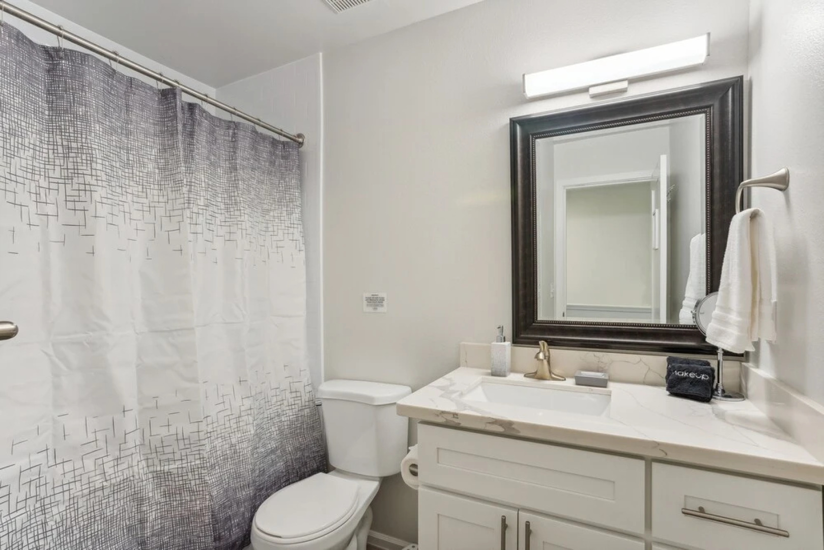 Charming Tacoma Retreat w/ Patio & 2 Fireplaces!