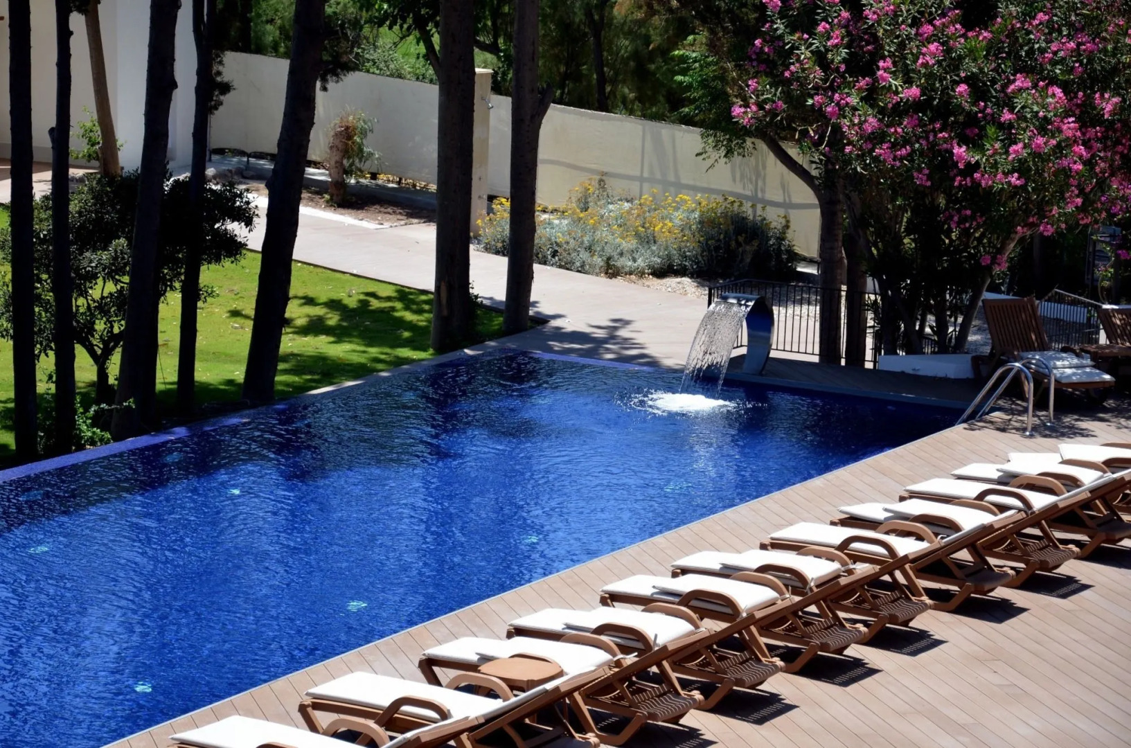 Liv Hotel By Bellazure