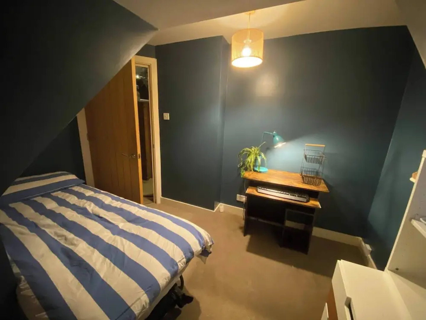Room in Guest Room - Calm For 3, Handy for Airport, Train Free Parking
