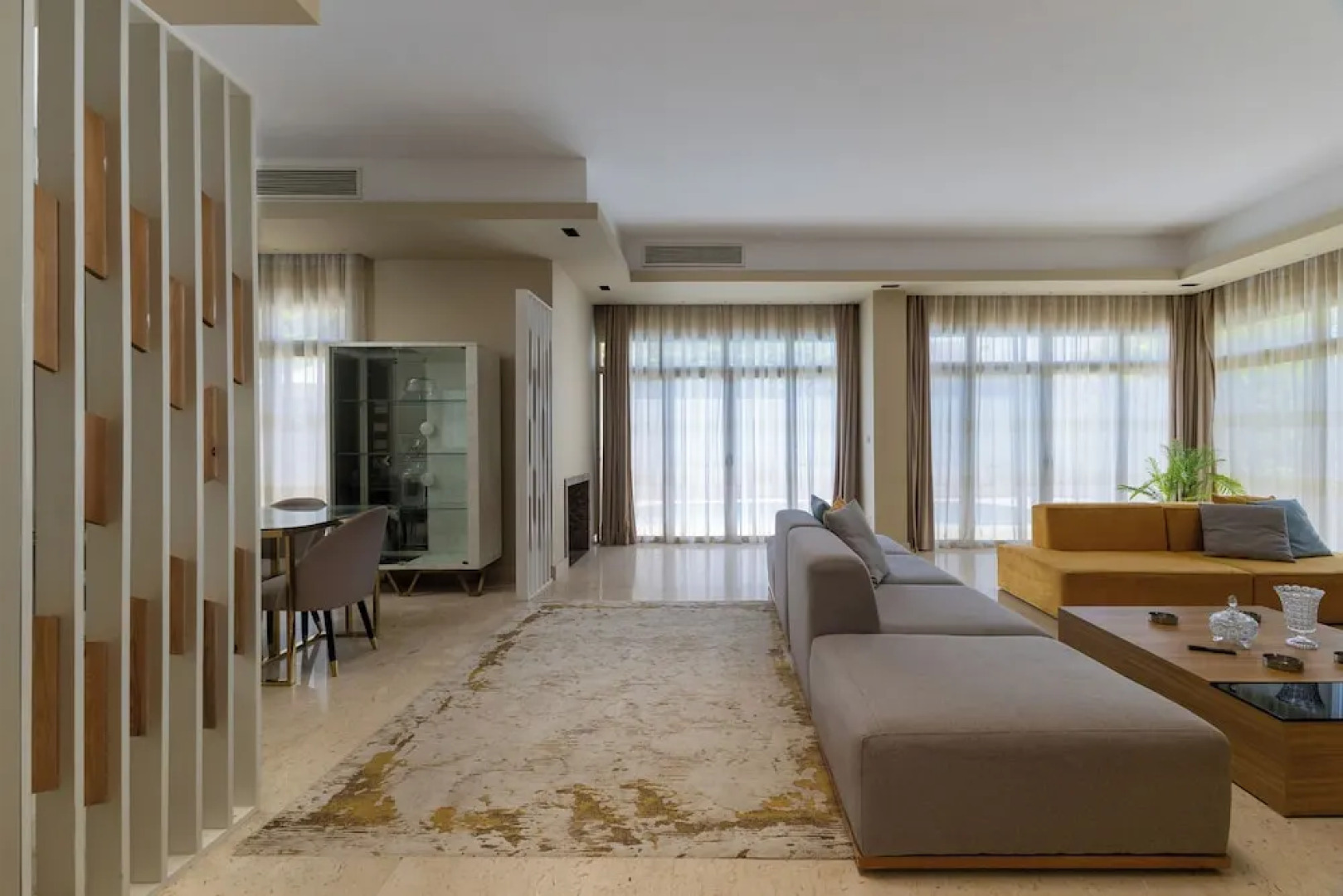 Villa With Private Pool In Beverly Hills