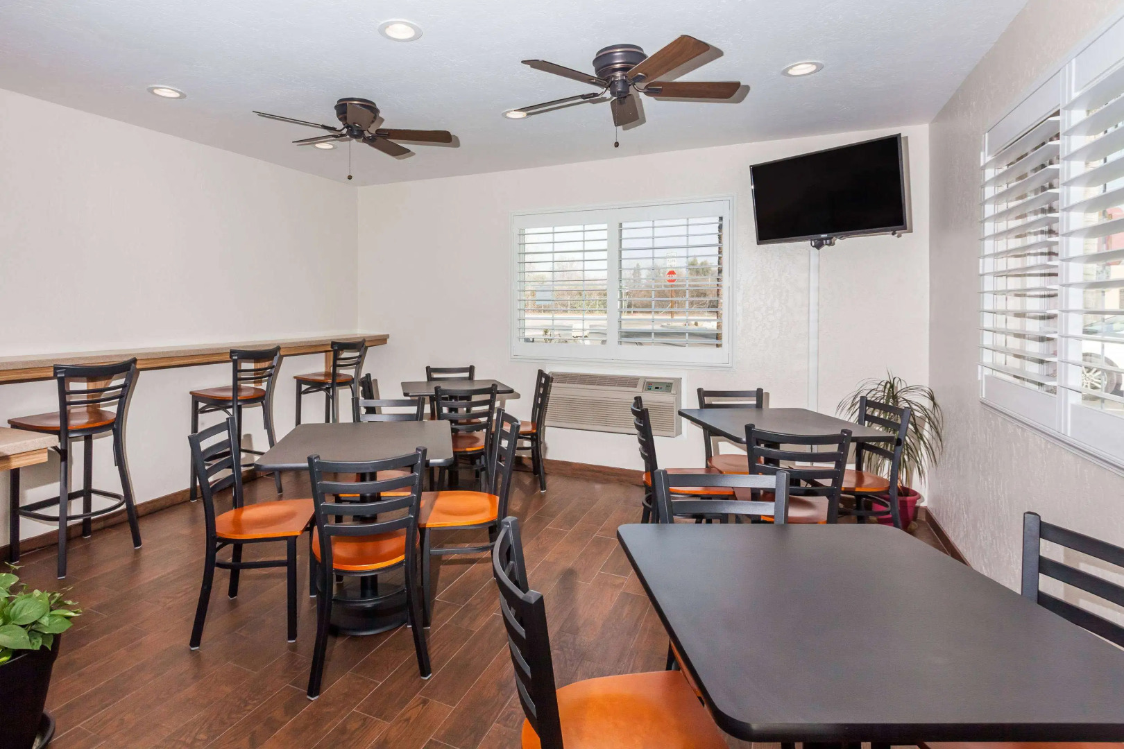 Super 8 by Wyndham Visalia