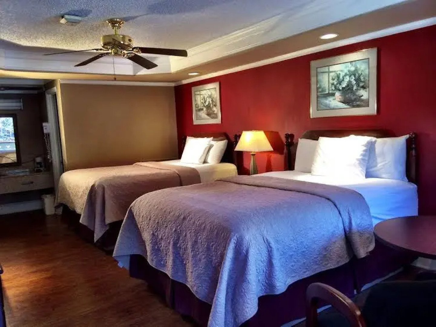 Riverbend Motel & Cabins