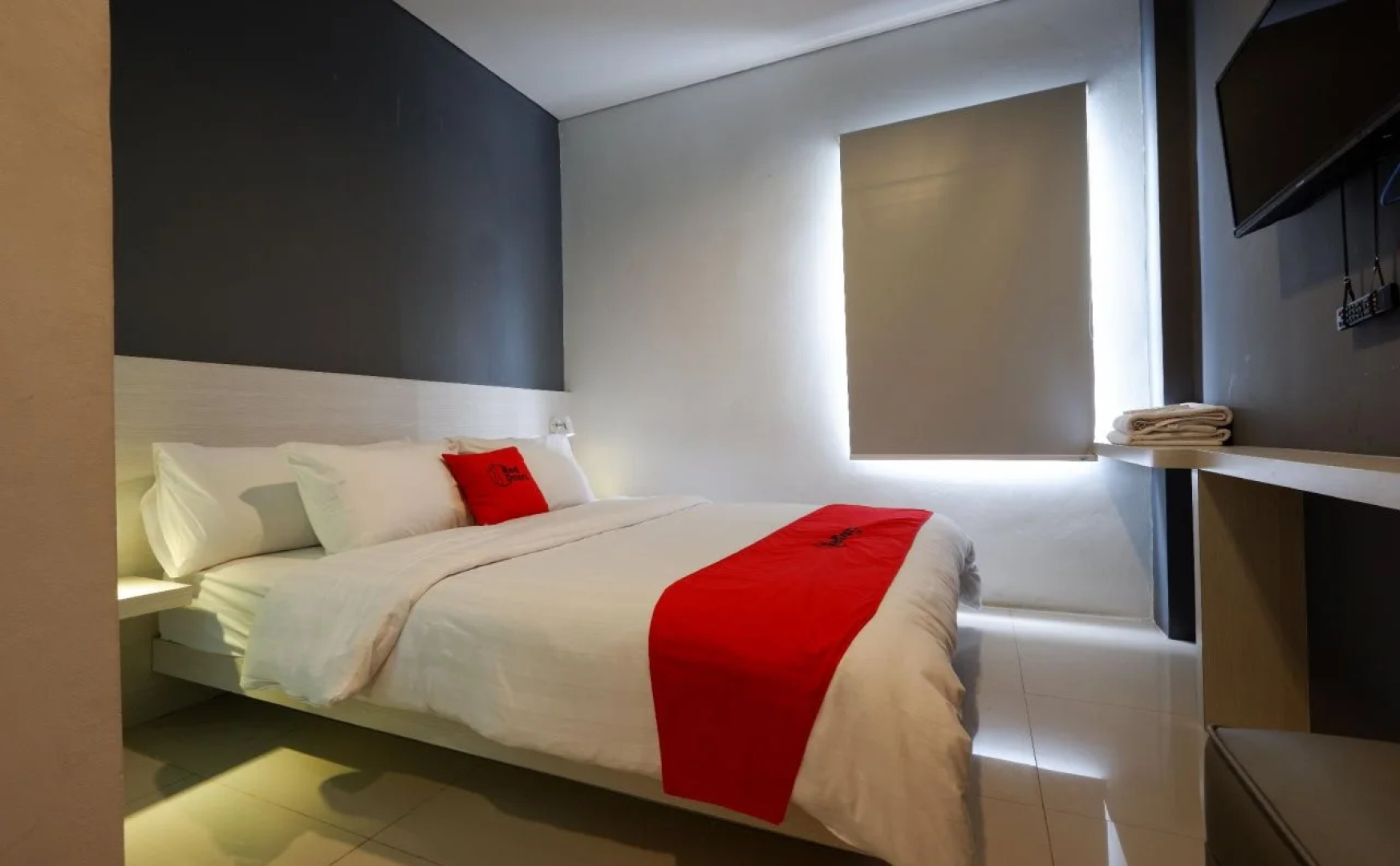 RedDoorz Plus near Ciputra Mall Simpang Lima