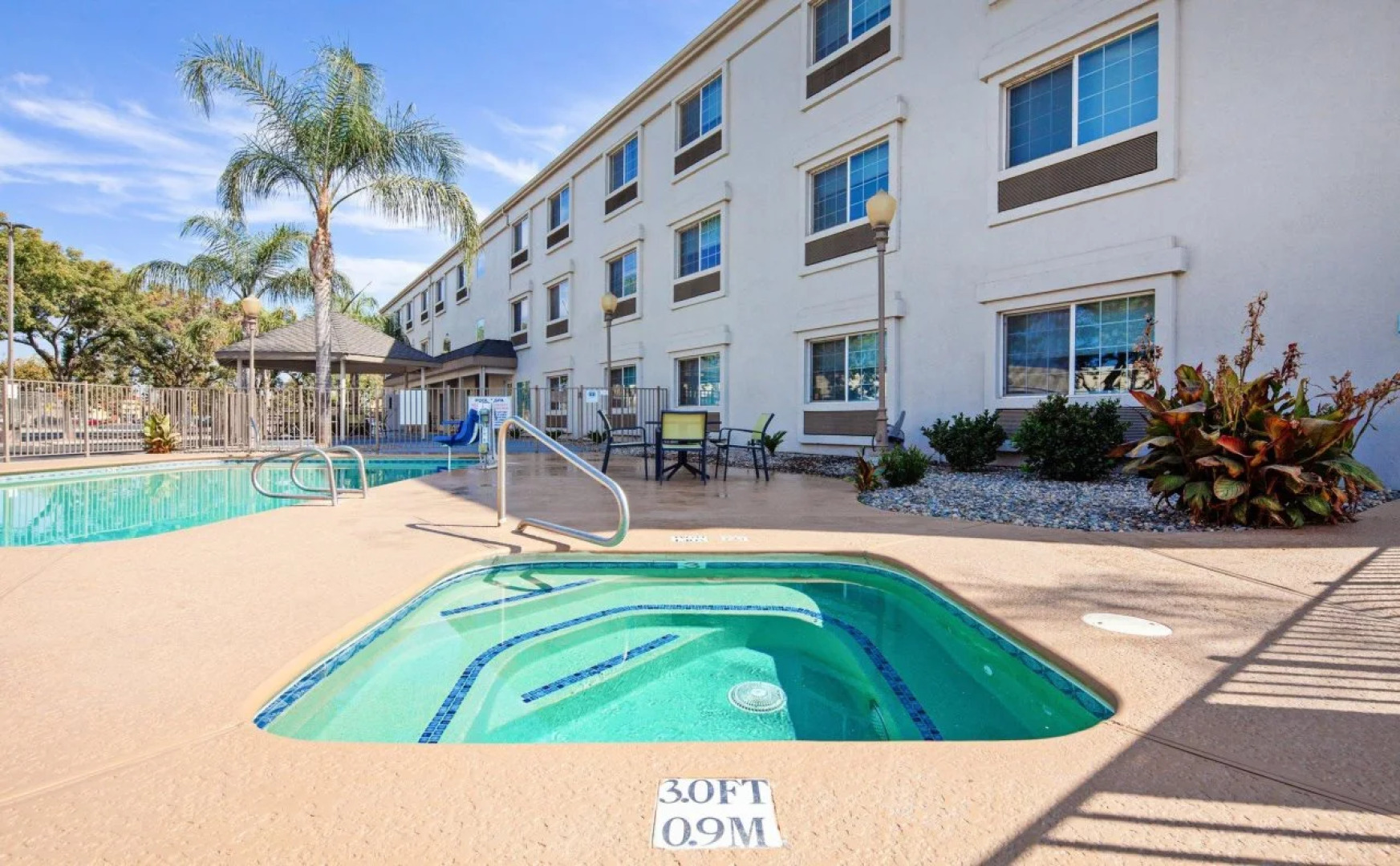 Holiday Inn Express & Suites Tulare by IHG