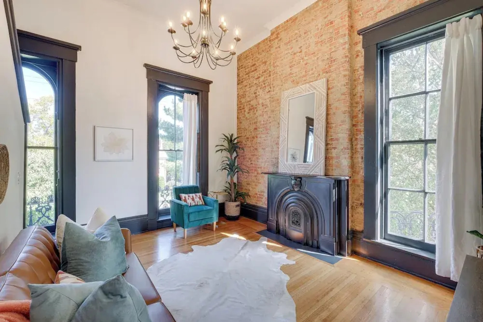 Chic & Historic Apartment ~ 6 Mi to Louisville!