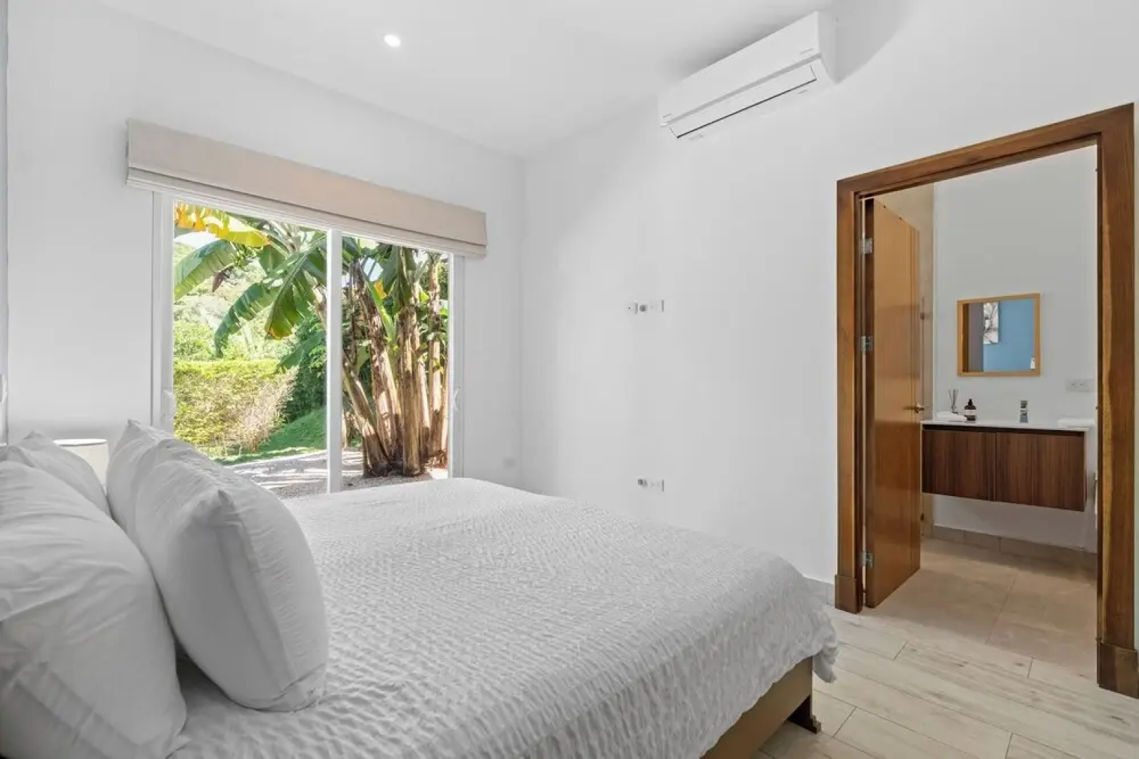 Luxurious Home with Bright, Modern Design and Private Infinity Pool in High-End Community