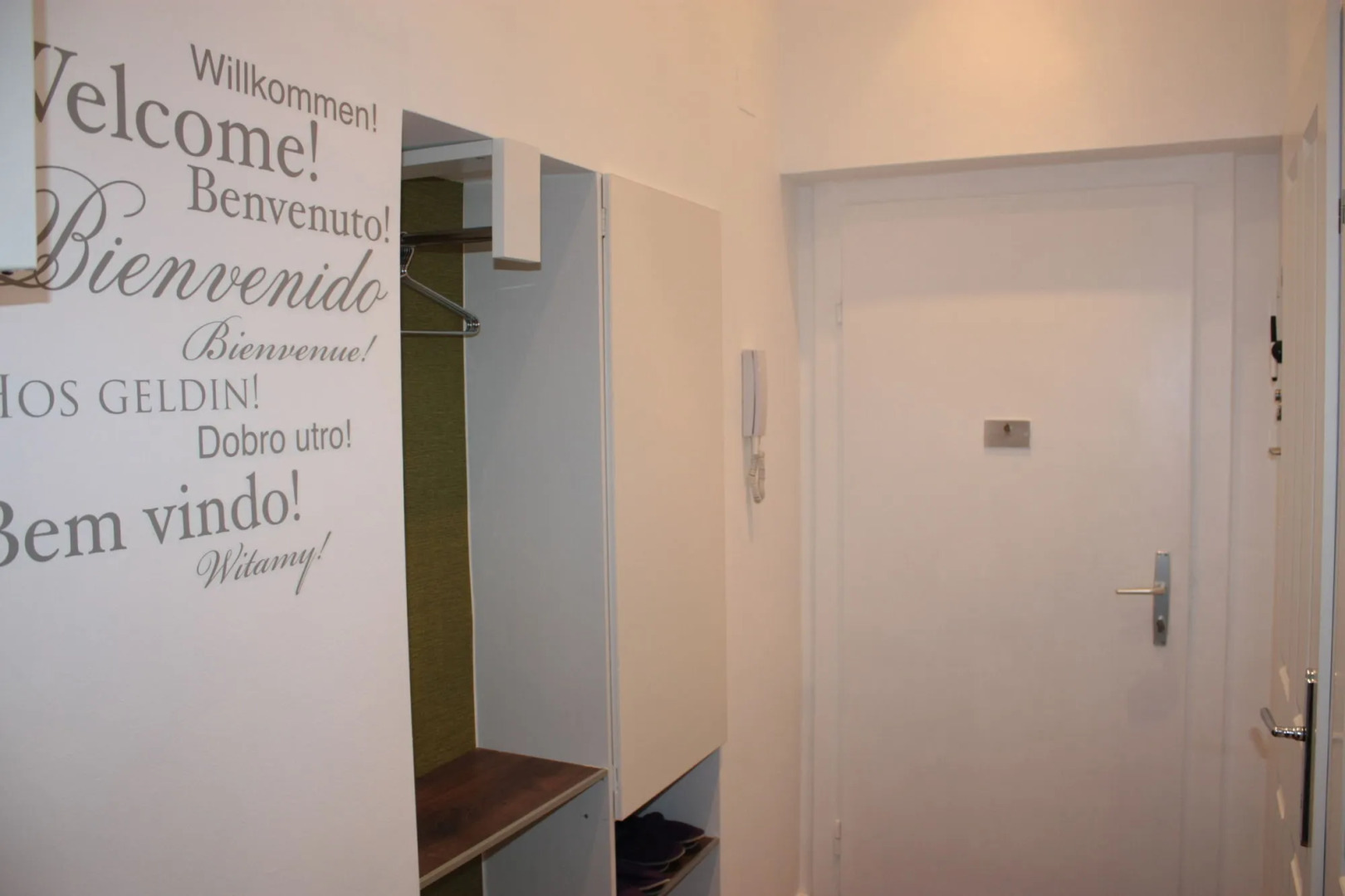 GoVienna Small Modern Apartment