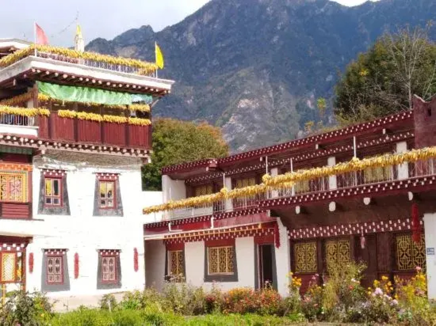 Danba yunshangzangjia Resdrt Hotel