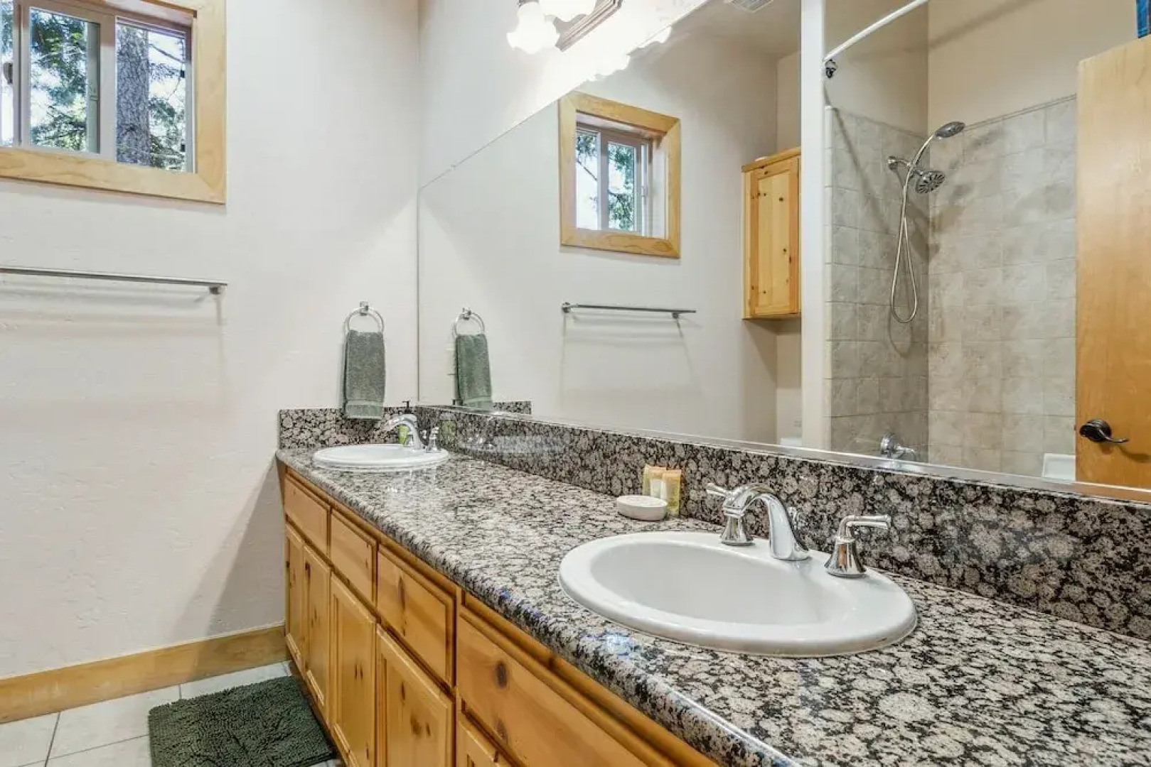 Spacious 4br/3ba. Continuous hot Water Tank! 4 Bedroom Home by Redawning