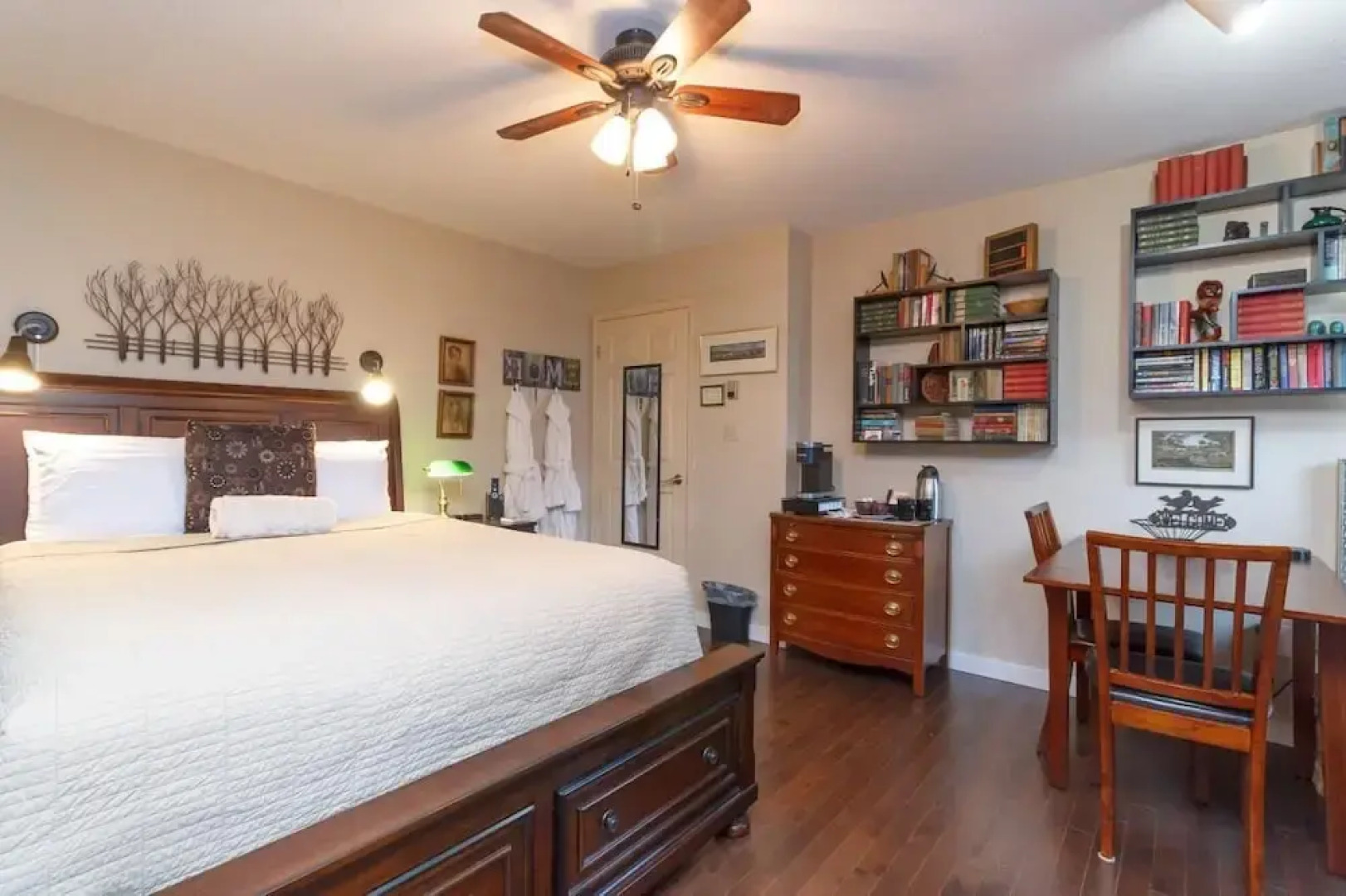 Cole's Bay Vacation Retreat Library Room