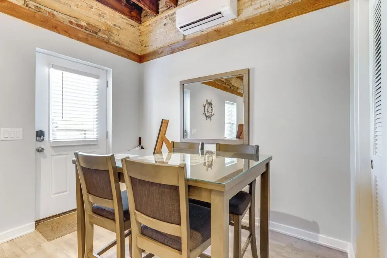 Chic Apt in the Heart of Downtown Canandaigua