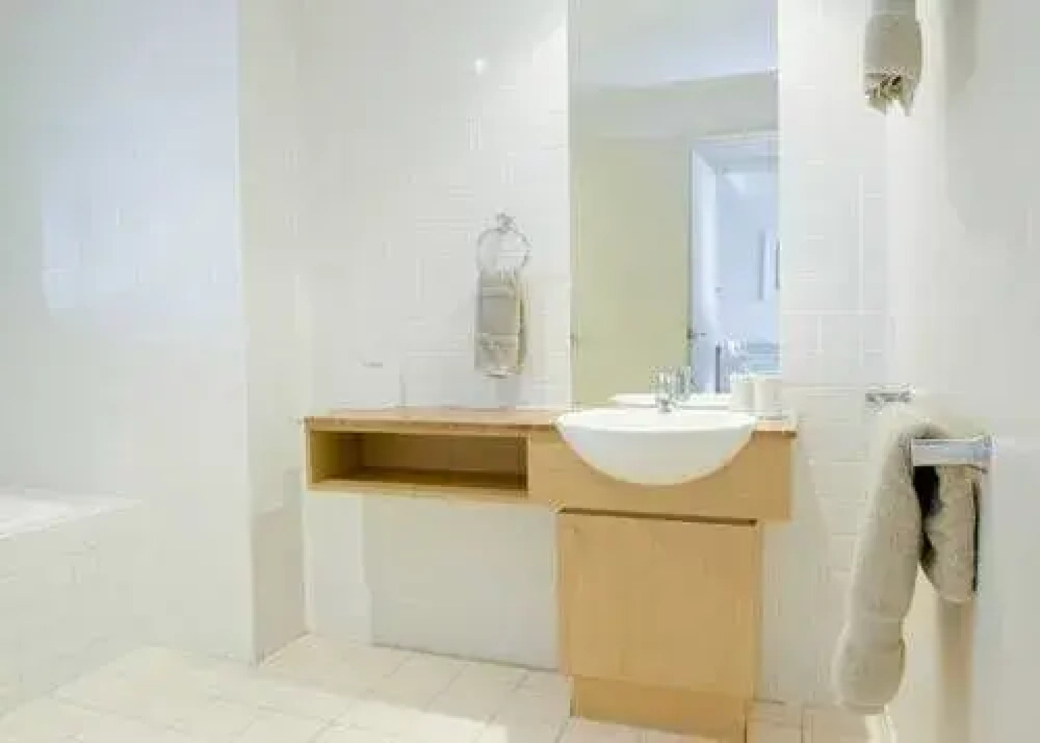 Homebush Bay Self-Contained Modern Two-Bedroom Apartments (BEN)