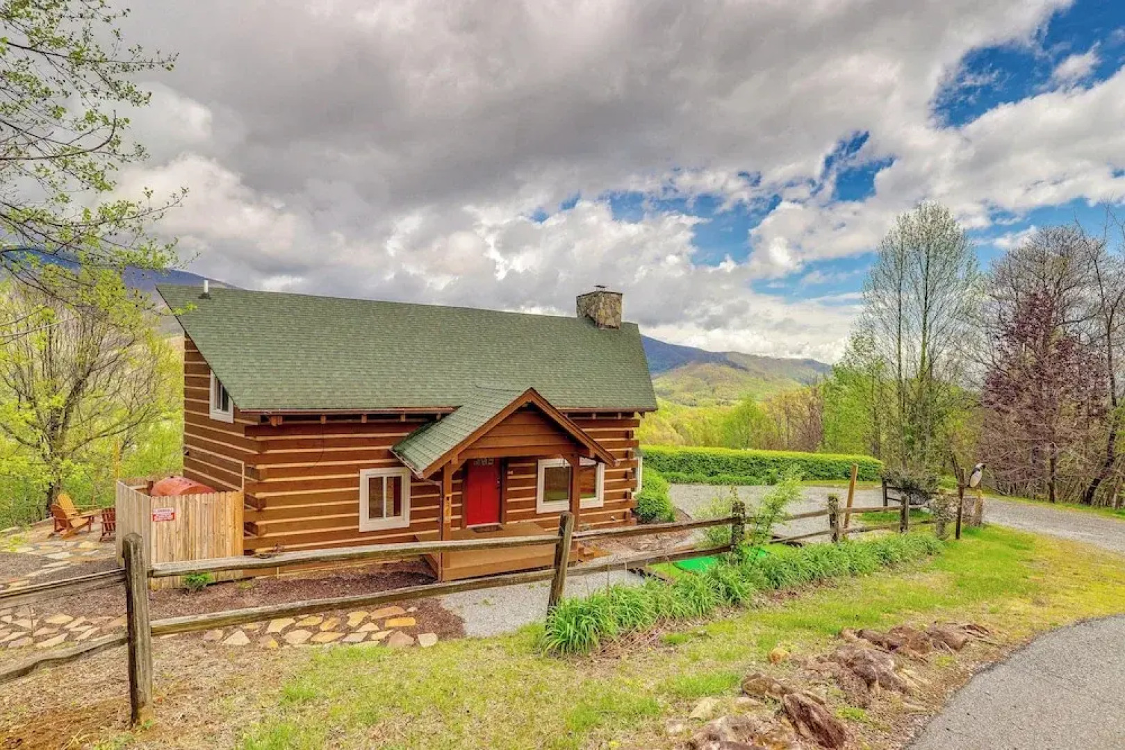 True Log Cabin w/ Game Room, Year-round Views