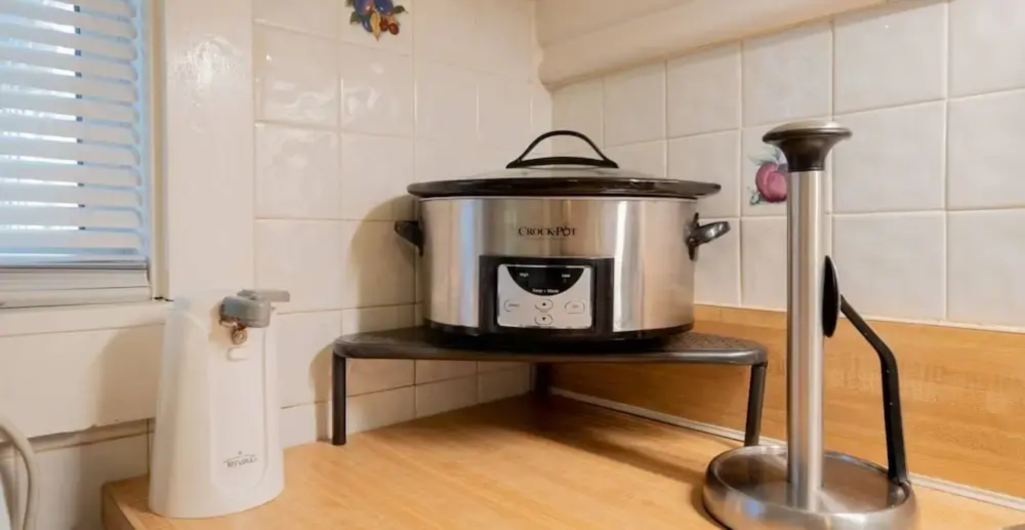 The Secret Garden - The Cottage Near Beach, Shops, Restaurants, Pet Friendly, Close to Lucerne Ave!