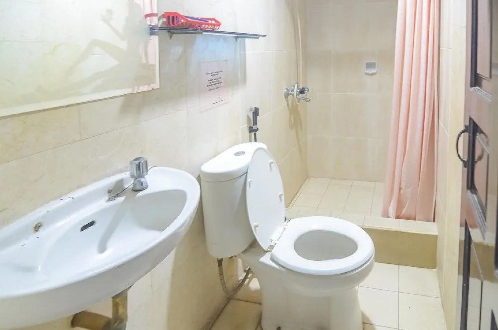 RedDoorz near Tugu Naga Singkawang