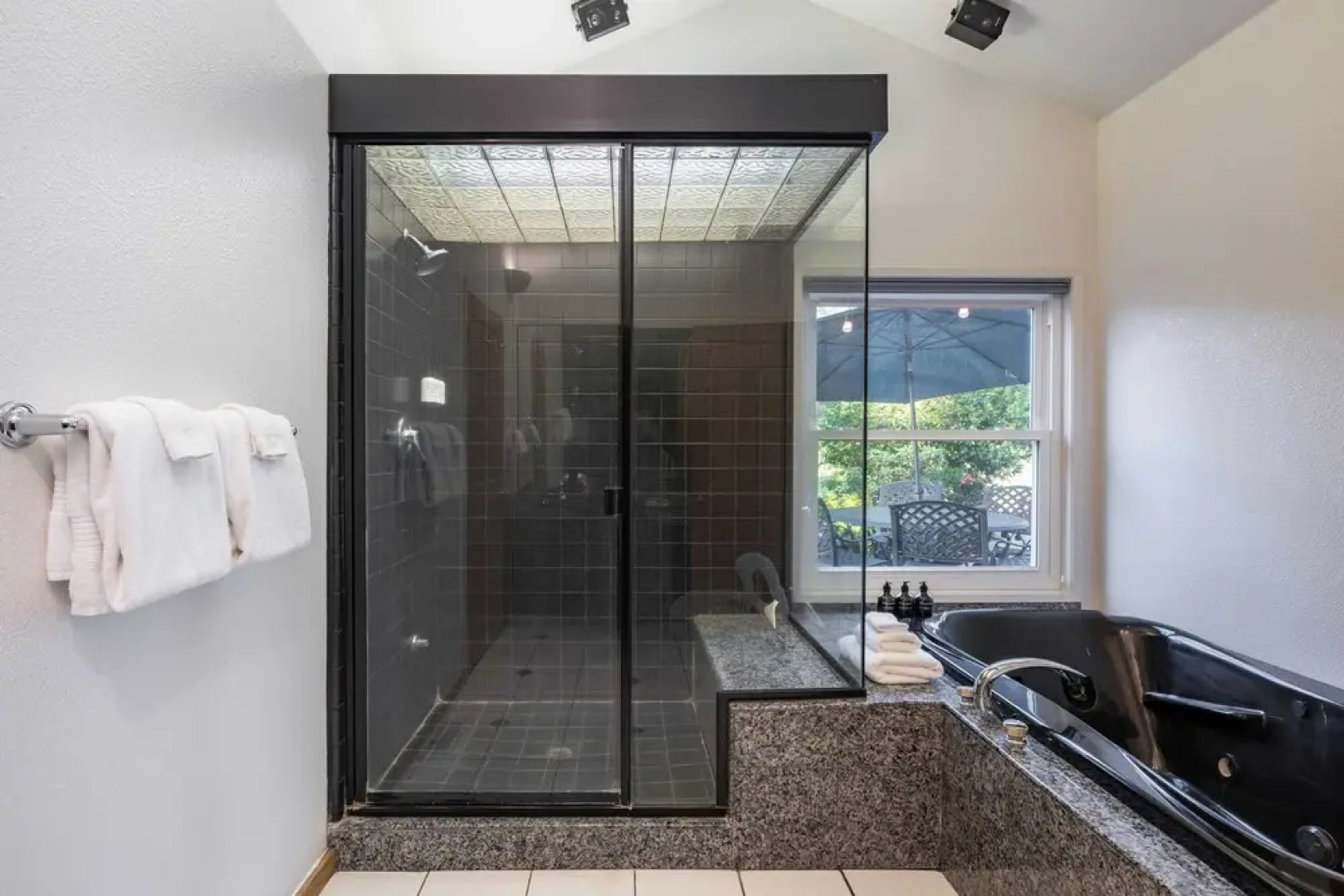 Valley of the Moon by Avantstay Tranquil Escape, Large Yard w/ Hot Tub & Fire Pit