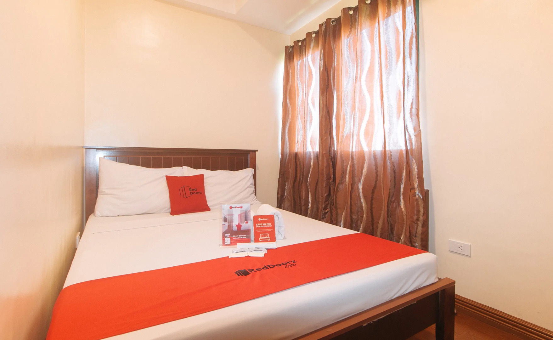 RedDoorz @ Moonwalk Paranaque