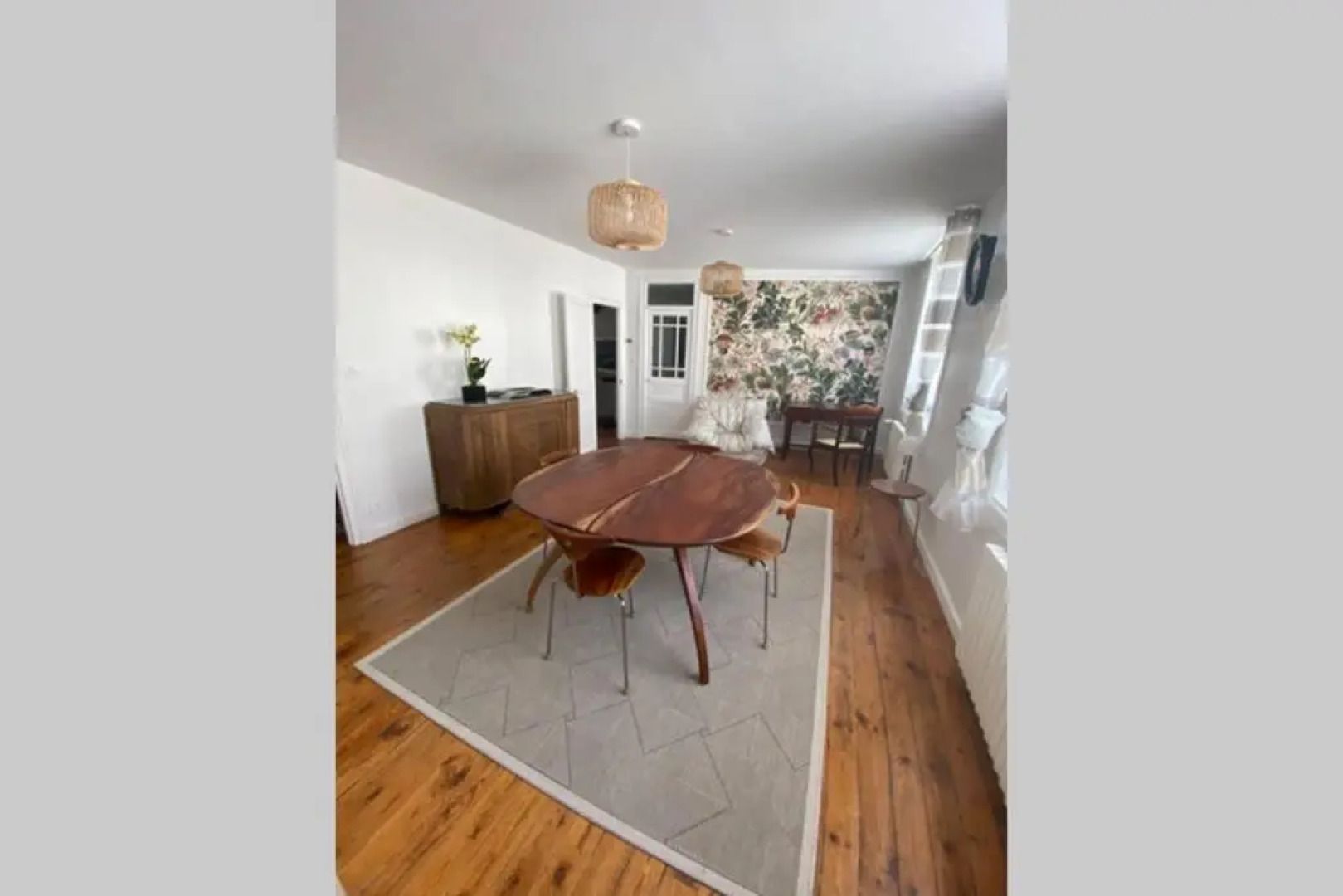 Très bel appartement, lumineux, idéalement situé.