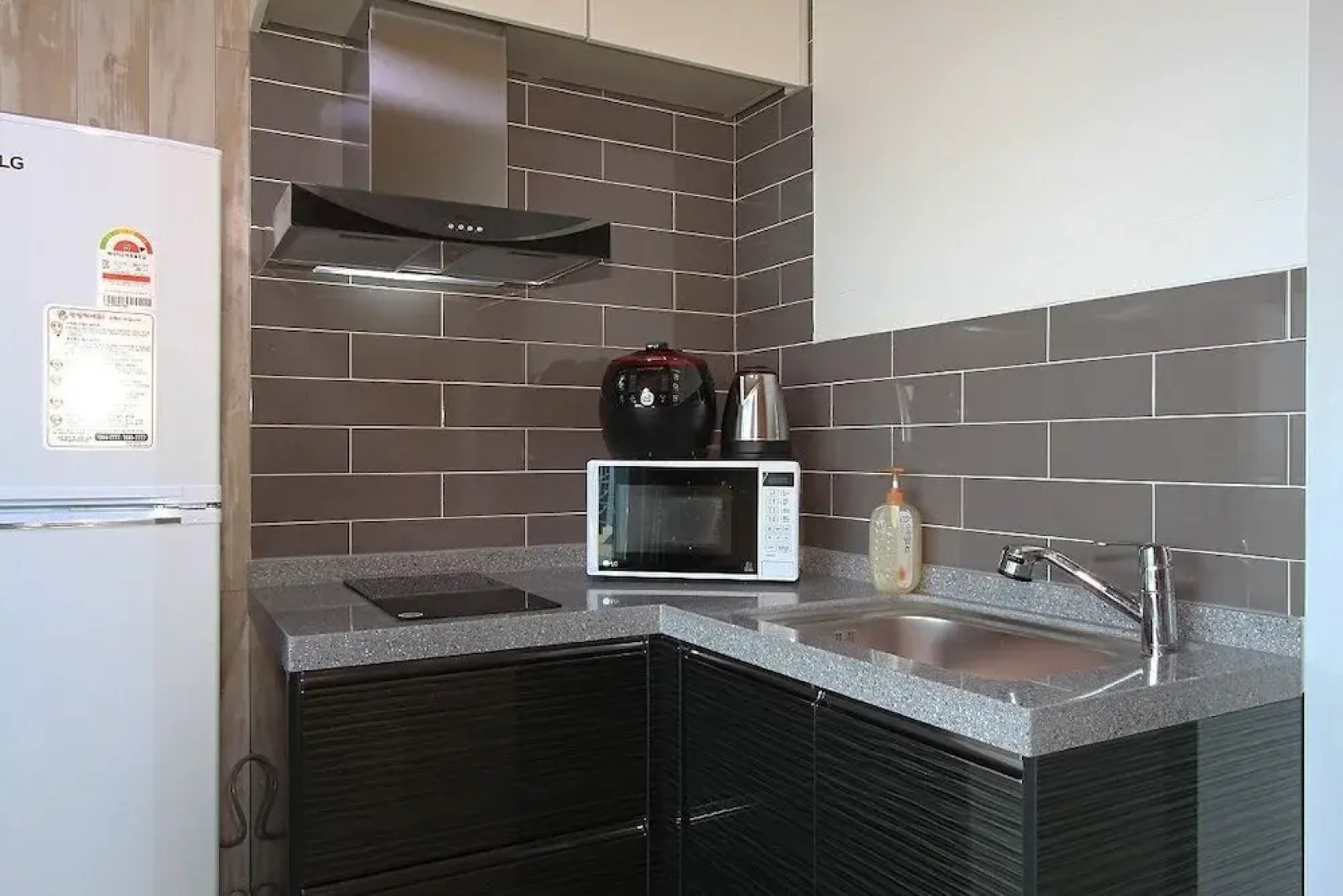 Blue Road Town Pension-Crystal