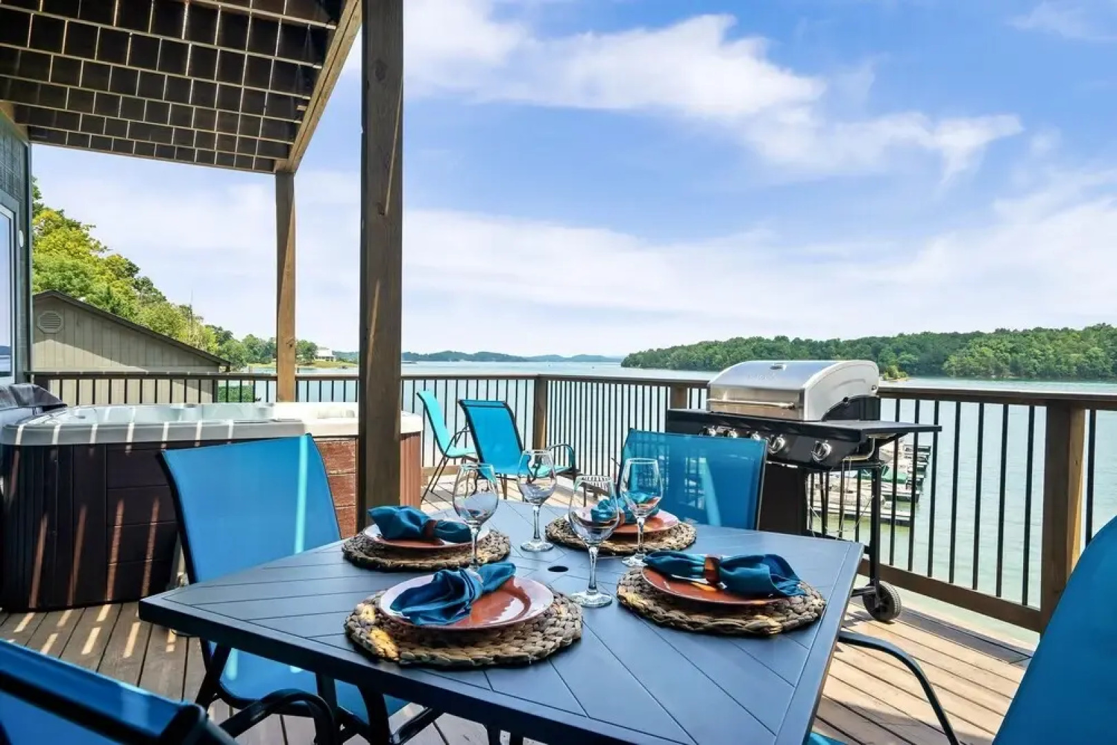 Luxury Lakehouse 4 Bedroom Home by Redawning