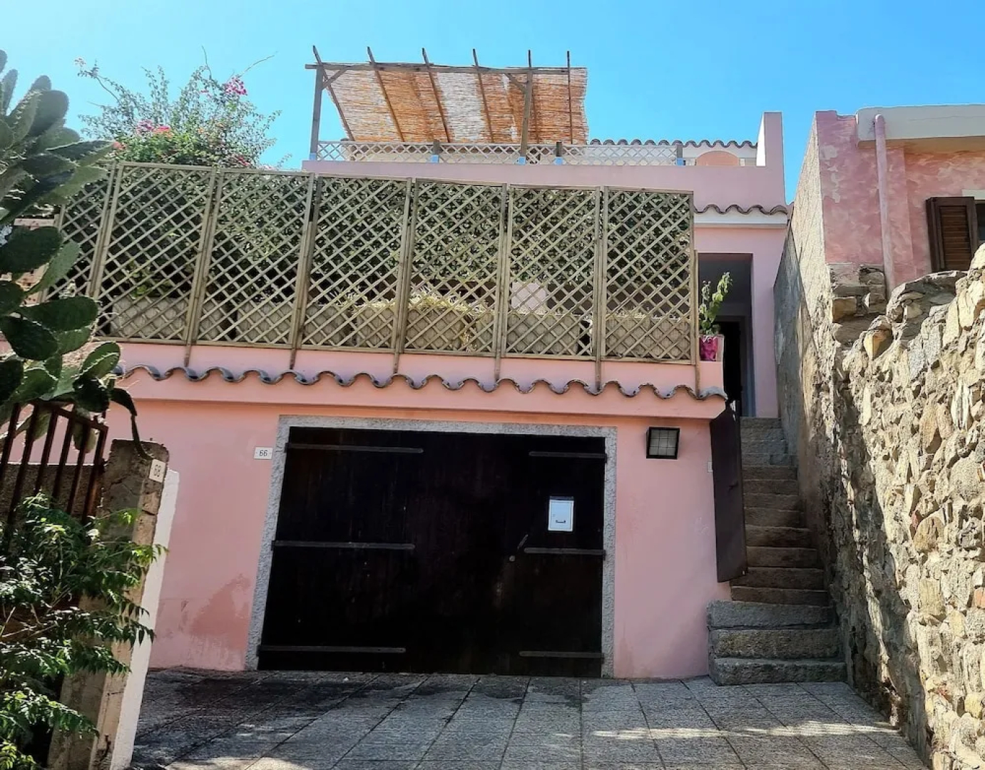 Stylish Home With Views, 4 min Walk to the Beach!!